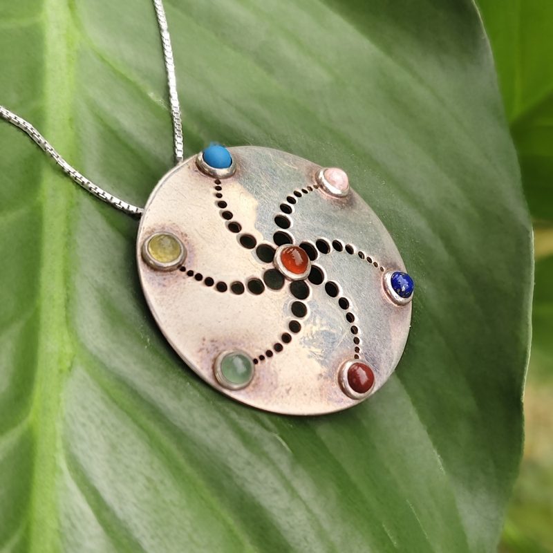 Innerwise® Amulett auf einem grünen Blatt